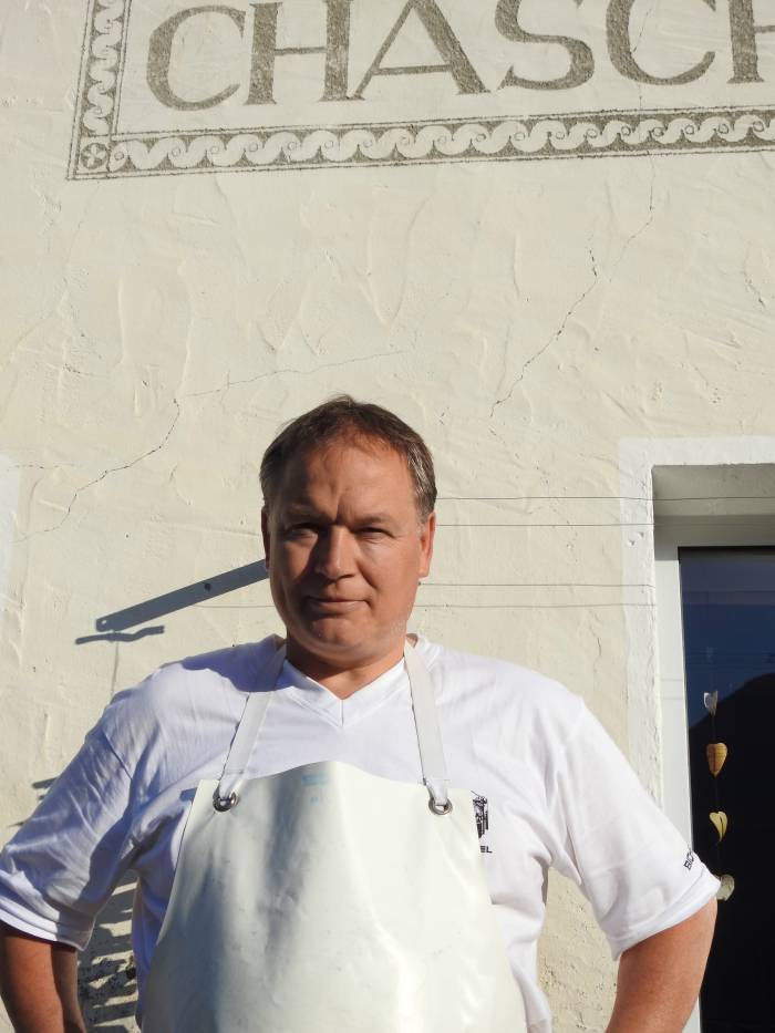 Peter Mair ist Betriebsleiter der Sennerei Samnaun, zudem betreibt er mit seiner Frau Chatrina &laquo;Che Chasch&ouml;l&raquo; in Tschlin. Klar also, dass er alles &uuml;ber Fondue weiss.