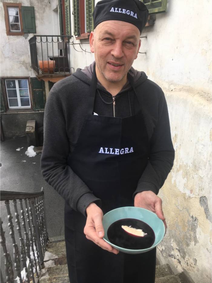Tim Krohn ist Schriftsteller und lebt mit seiner Frau Michaela Friemel und den gemeinsamen vier Kindern in Sta. Maria. Sein erstes Werk war «Quatemberkinder» seine aktuellsten sind «Die heilige Henni der Hinterhöfe» und seine Engadiner Krimis unter dem Pseudonym «Gian Maria Calonder».