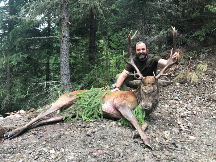 Armon Schlegel mit prächtigem Hirsch.
