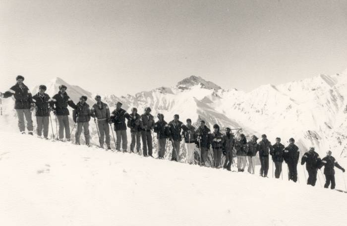 Nicht nur die Kleidung war anders damals. Bild aus der Skischule Samnaun.