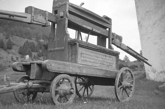 Das Löschfahrzeug der Feuerwehr Zernez von 1795, heute im Museum d'Engiadina Bassa Scuol ausgestellt.