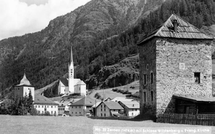 Zernez mit Schloss Wildenberg und evangelischer Kirche.