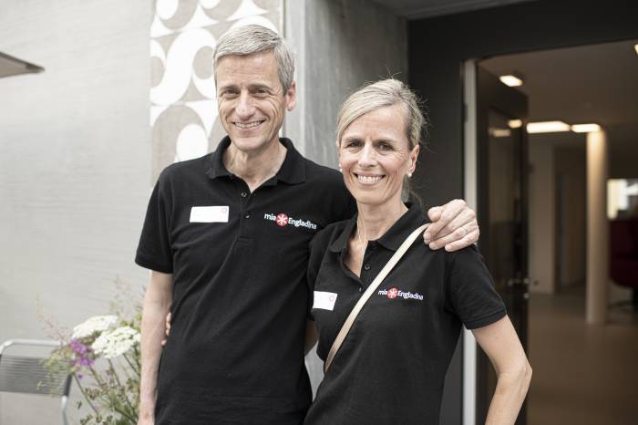 Jon Erni wohnt mit seiner Frau Simone und Tochter Ladina bei Zürich, verbringt aber gut die Hälfte seiner Zeit wieder im Engadin. 