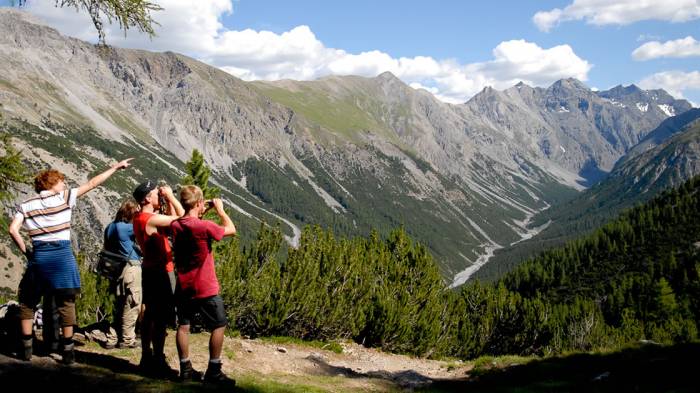 Besucher im Val Cluozza. Bild: Hans Lozza
