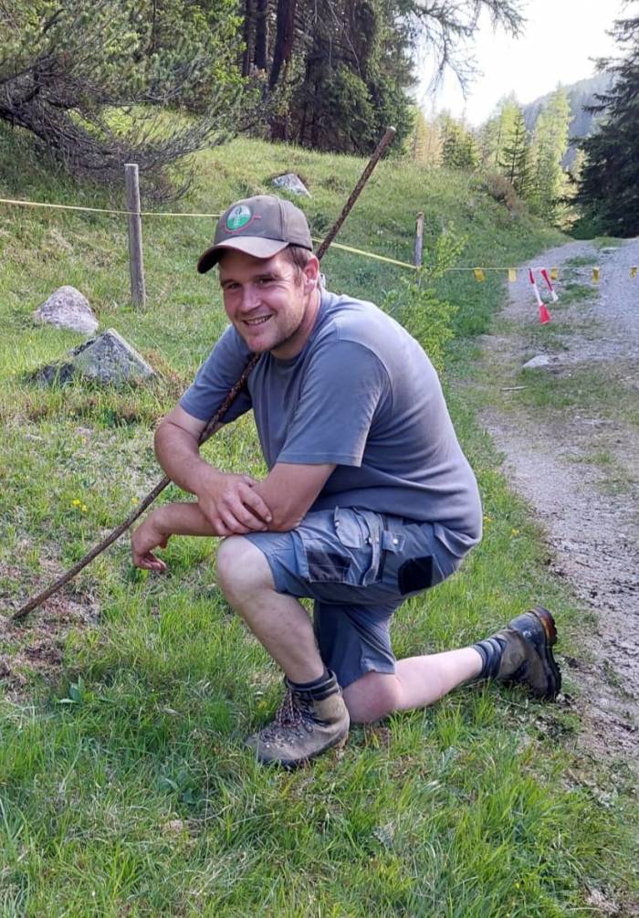 Markus Netzer ist 41 Jahre alt, verheiratet, Vater von zwei Kindern, Dominik (9) und Angela (12). Er betreibt einen Bauernhof in Tarasp mit Milchk&uuml;hen und K&auml;lbermast.
