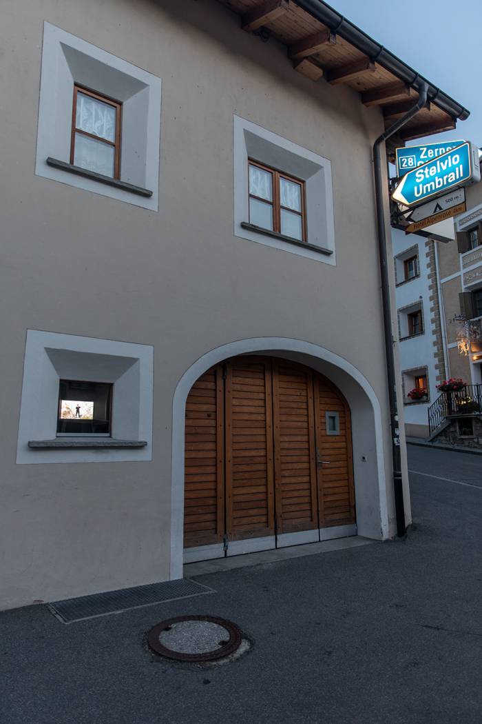 Das kleine Videofenster in der ehemaligen Telefonkabine bei der Postautohaltestelle Sta. Maria cumün im Val Müstair.