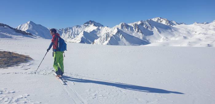 Janick Jenal ist in Samnaun aufgewachsen und hat die Matura in Samedan absolviert. Anschliessend machte er die Berufslehre als Bauzeichner. In diesem Beruf arbeitet er bei seinem Vater im Architekturbüro AT7 in Samnaun. Nebenher arbeitet er einige Wochen pro Winter als Skilehrer.