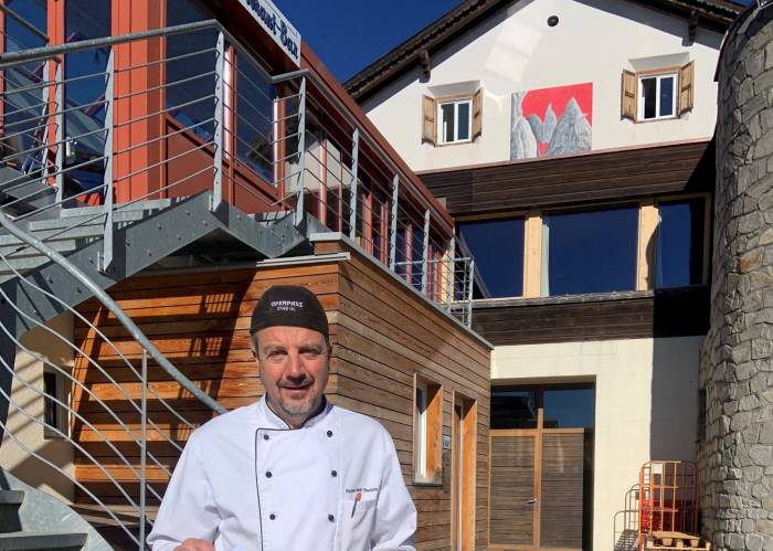 Peider Andri Toutsch ist Besitzer und Wirt des Hotels und Restaurants S&uuml;som Giv&egrave; auf der Ofenpassh&ouml;he. Er f&uuml;hrt den Betrieb seit 26 Jahren und in 3. Generation. Gebaut hat das Gasthaus sein Urgrossvater f&uuml;r seine Grossmutter.