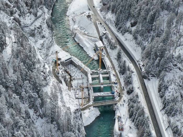 Die Baustelle des GKI unterhalb von Martina läuft auch im Winter.