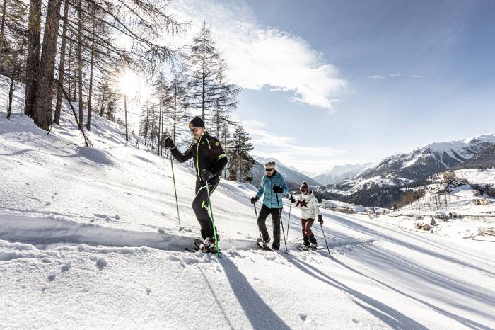 Dank der Schneeschuhe sind auch Spaziergänge durch die tief verschneiten Landschaften möglich.