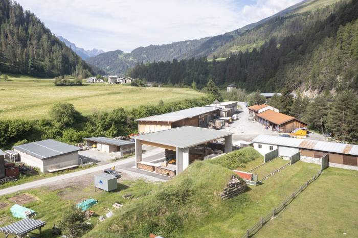 Das Industriegebiet von Sclamischot, im Hintergrund das eigentliche Dorf.