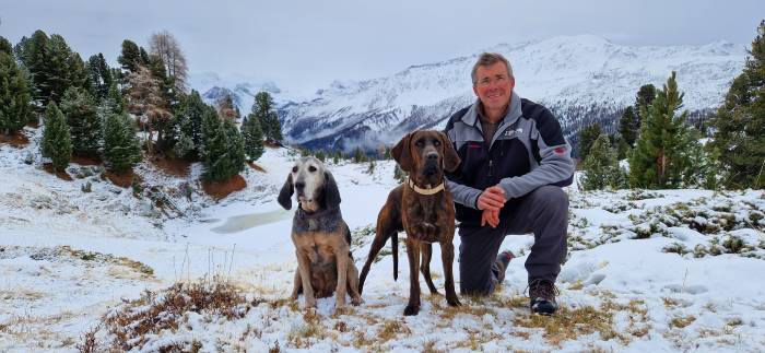 Jon Gross wohnt in Tschierv und ist Wildhüter im Val Müstair. Jon und seine Frau Sonja haben einen 16-jährigen Sohn, Sandro, und eine 19-jährige Tochter, Giulia. Auf dem Bild ist Jon Gross mit seinen zwei Schwarzwälder Schweisshunden Arco, 13-jährig, und Dänny, 10 Monate alt.