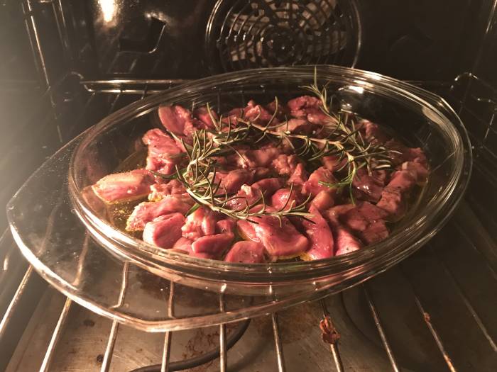 Dann landet das Fleisch im Ofen und schlussendlich auf dem Tisch.