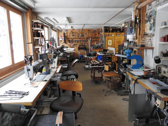 Das helle Atelier der Sattlerei A. Pitsch.