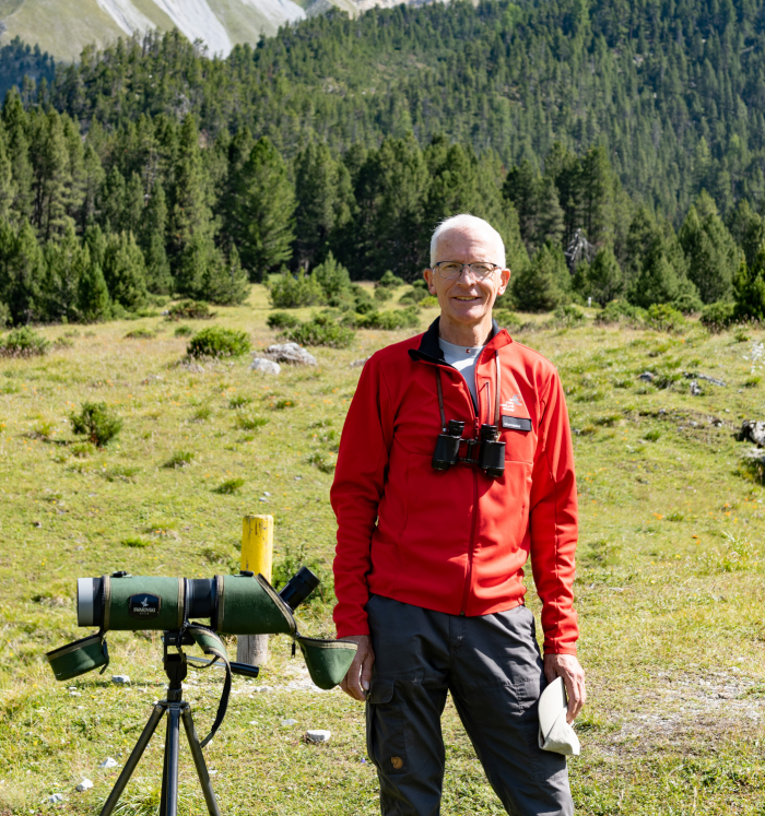 Auf verschiedenen Rastplätzen im Nationalpark gibt er Auskunft und sensibilisiert die Gäste
(hier: Alp Stabelchod).

