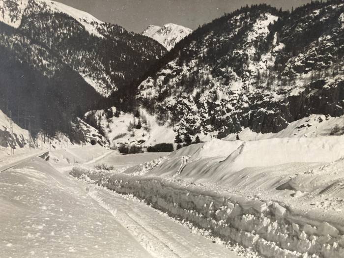Schnee hatte es damals jedenfalls viel, wie hier nach Zernez in Richtung Susch. 