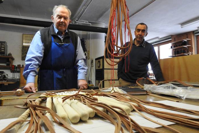 Vater und Sohn Pitsch vor den Geisseln, die vor allem vor Chalandamarz sehr begehrt sind.