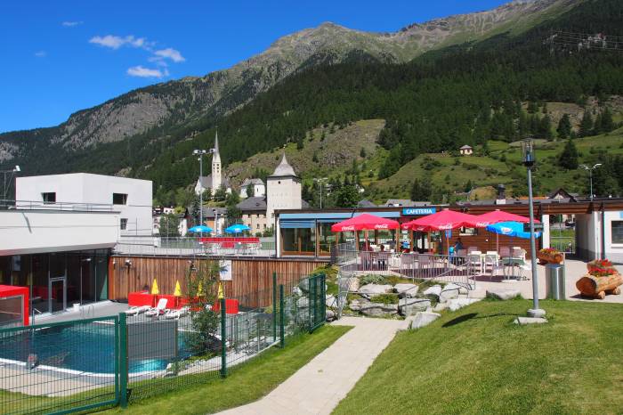 Im Sommer hat das Café neben dem Hallenbad  auch draussen aufgetischt.