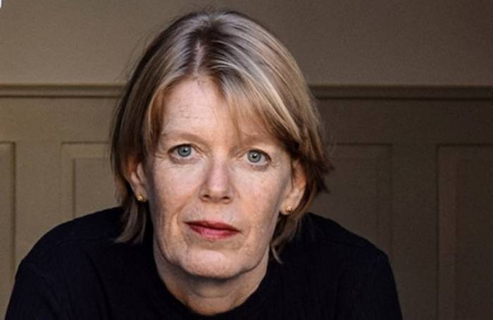 Eva Dym Silberring verbringt viel Zeit in Ardez und hilft freiwillig im Cinema Staziun in Lavin.