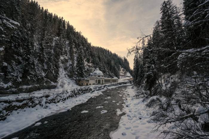 Die Büvetta Tarasp. Ein Fels droht die Trinkhalle unter sich zu begraben. 