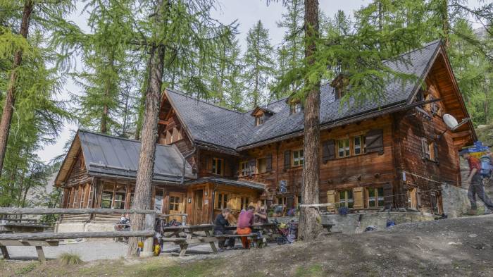 Die Chamanna Cluozza im Herzen des Schweizerischen Nationalparks ist eine beliebte Rast- und &Uuml;bernachtungsm&ouml;glichkeit f&uuml;r G&auml;ste und Einheimische. Dank ihrer Abgeschiedenheit bietet sie ein authentisches Naturerlebnis.