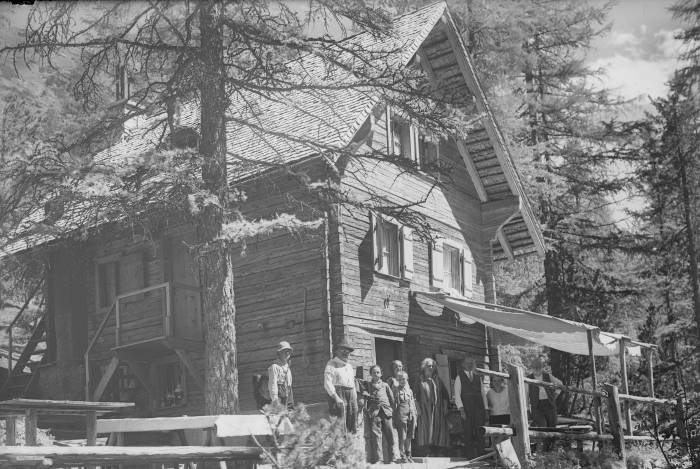 Die Ursprünge der Chamanna Cluozza gehen auf das Jahr 1910 zurück. Sie diente von Anfang an auch als Übernachtungsmöglichkeit für Gäste. Im Laufe der Jahre wurde sie mehrmals ausgebaut und erweitert.