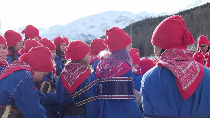  Die Schüler stehen beim Brunnen und besingen in romanischer Sprache den nahenden Frühling.