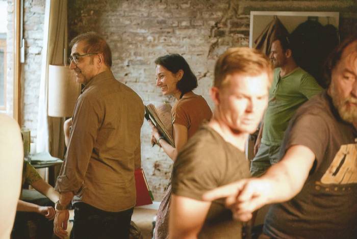 Hannah Lichtenstein mit Regisseur Samir auf dem Set zu dessen Film «Baghdad in my Shadow». Für den Film war sie auch in der Projektentwicklung und als Produktionsassistentin tätig.