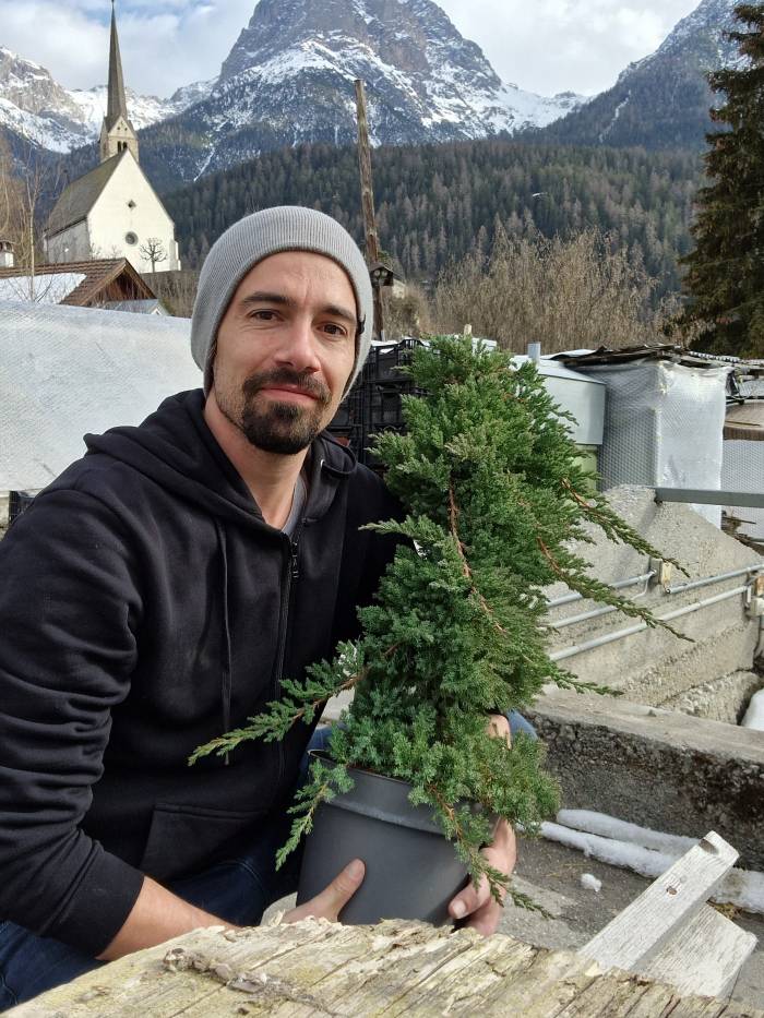 Schimun Neuh&auml;usler hat die G&auml;rtnerei in Scuol Sot am 1. M&auml;rz 2013 &uuml;bernommen. Die G&auml;rtnerei besteht seit 1906 oder l&auml;nger, jedenfalls ist das kleine Treibhaus von 1906.