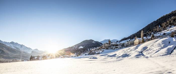 Wenn der Schnee geschmolzen ist, sind die Wiesen bei Ramosch wieder bereit für «Mazlas». 
