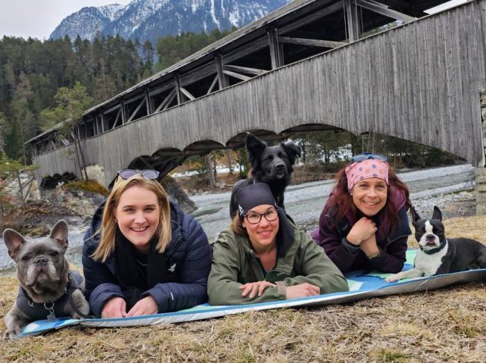 Marina Barandun, Marisa Tscholl, Niggi Vlach (v. l.) mit ihren Vierbeinern.