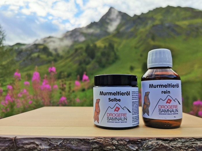 Die Murmeltieröl-Salbe mit Wintergrünöl, Wacholder und Rosmarin, wärmt kraftvoll wie die Bergsonne, vitalisiert strapazierte Gelenke und Muskeln, kräftigt nach Überbeanspruchung.
