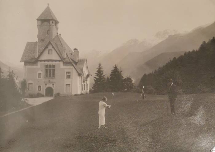 Stilvoll waren sie schon damals unterwegs, die Golfer*innen in Vulpera.