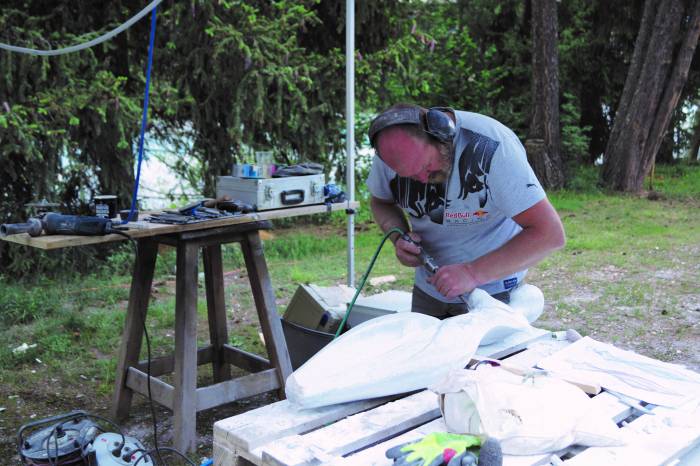 Der Gewinner des Publikums-Preises 2022, Helmut Tschiderer aus Samnaun, bei der Arbeit an seiner Skulptur «Anna».