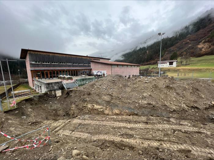 Die Bauarbeiten beim Schulhaus in Strada sind in vollem Gange.