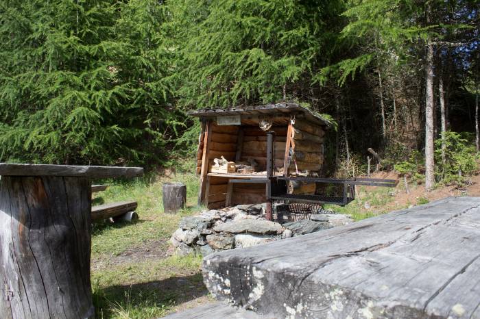 Der Favorit in Lavin ist die öffentliche Feuerstelle bei Plattas, oberhalb des Dorfes am Südhang gelegen.