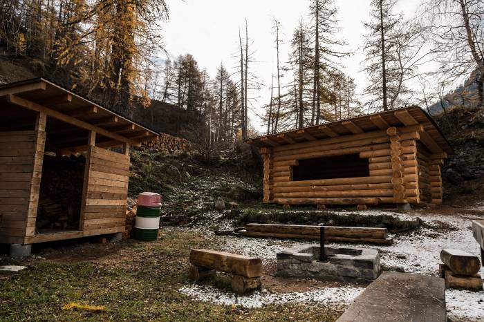 Der Feuerplatz in Susch heisst Pra San Gion und liegt just unterhalb der Festung von Rohan.