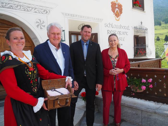 Es ist vollbracht: Am 16. Juni 2023 hat Rudolf Pazeller mit seiner Frau Daniela den Schlüssel des Schlosshotels Chastè und damit die Aktienmehrheit an Sohn Gian Andrea übergeben. Damit ist nun Gian Andrea Pazeller Eigentümer des Schlosshotels Chastè. Gian Andreas Schwester Maria Angela Griep Pazeller (links) hält den Schlüssel bereit.