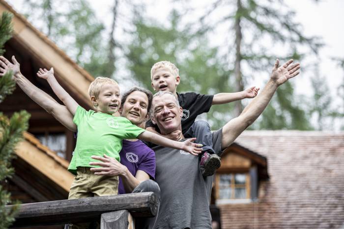 Nicole und Turi Naue mit ihren Söhnen Leo und Til.
