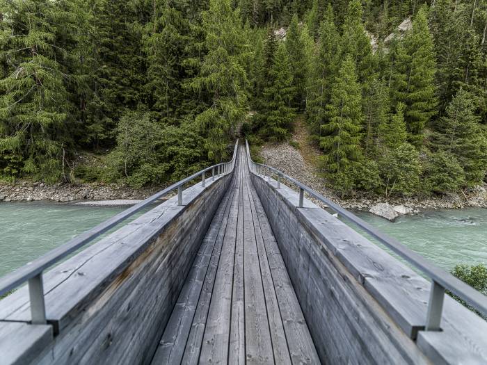 Br&uuml;cke zum Grillplatz G&uuml;stizia zwischen Susch und Zernez