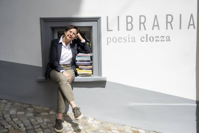 Simone Nuber leitet die Libraria Poesia Clozza und hat mitsamt ihrem Team den Titel &laquo;Schweizer Buchhandlung des Jahres&raquo; gewonnen.
