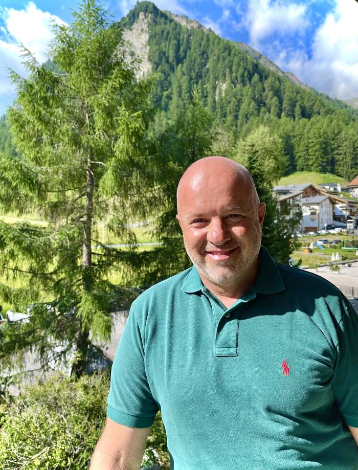 Dani Hoegger ist 55 Jahre alt, in Grub AR aufgewachsen und seit bald 26 Jahren in Samnaun. In Samnaun ist er Gesch&auml;ftsf&uuml;hrer von Zegg Sport & Mode. Seine ganze Samnaunzeit ist er bei der Familie Zegg angestellt. Vor dem 1. August war er 11 Jahre im Gemeinderat von Samnaun und auch in verschiedenen Kommissionen.
