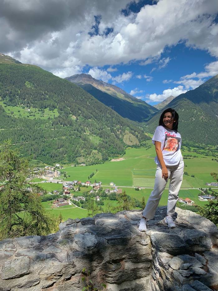 Sara-Sofia Vinueza ist zwar im Unterland am schönen Bodensee aufgewachsen, doch im Herzen ist sie eine Jaura. Ihre Familie mütterlicherseits stammt aus Müstair und sie hat von Kindesbeinen an eine starke Verbindung zum Tal aufgebaut. Das hat sie auch zu ihrer jetzigen Stelle bei der Biosfera gebracht. Aber wenn sie frei hat und das Wetter schön ist, ist sie meist auf einer Wanderung unterwegs oder steht im Winter auf den Ski. 