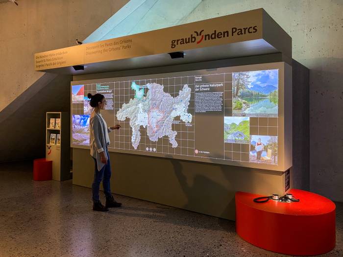 Die Bündner Pärke präsentieren sich im Nationalparkzentrum in Zernez.