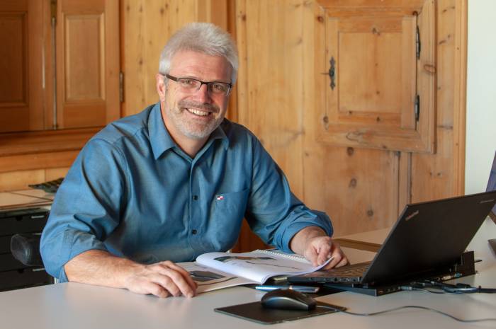 Ruedi Haller ist Direktor des Schweizerischen Nationalparks und als solcher oft im Büro.