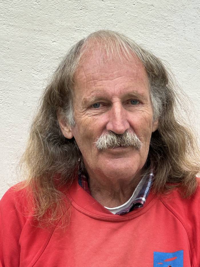Walter Schmid lebt seit 30 Jahren in Ardez. Er war dort als Lehrer tätig, hat den Kinderskilift betreut und erzählt als Dorfführer seinen Gästen Spannendes und Wissenswertes über das Engadin im Allgemeinen und über Ardez im Speziellen. In der Zwischensaison gibt es keine «fahrplanmässigen» Dorfführungen, doch für 12 Franken pro teilnehmender Person macht er jederzeit eine Privatführung durch «das schönste Dorf der Welt». Sofern er nicht gerade ausgeflogen ist.