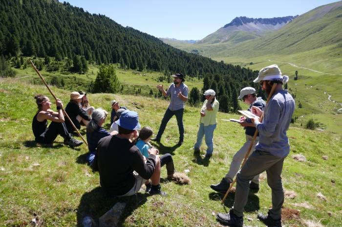 In die Gerüche der alpinen Landschaft führt Curdin Tones auf Exkursionen ein.