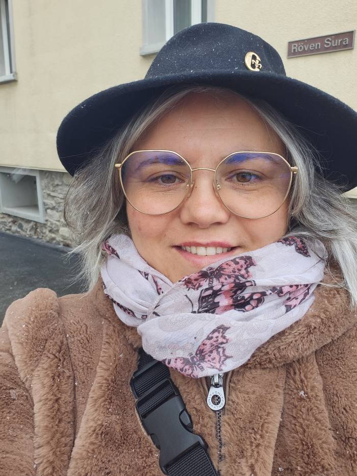 Vera Teixeira stammt aus Famalic&atilde;o in Portugal, lebt aber seit 27 Jahren in der Schweiz und seit 16 Jahren in Zernez. Sie ist Mutter eines Sohnes mit Namen Leonardo.