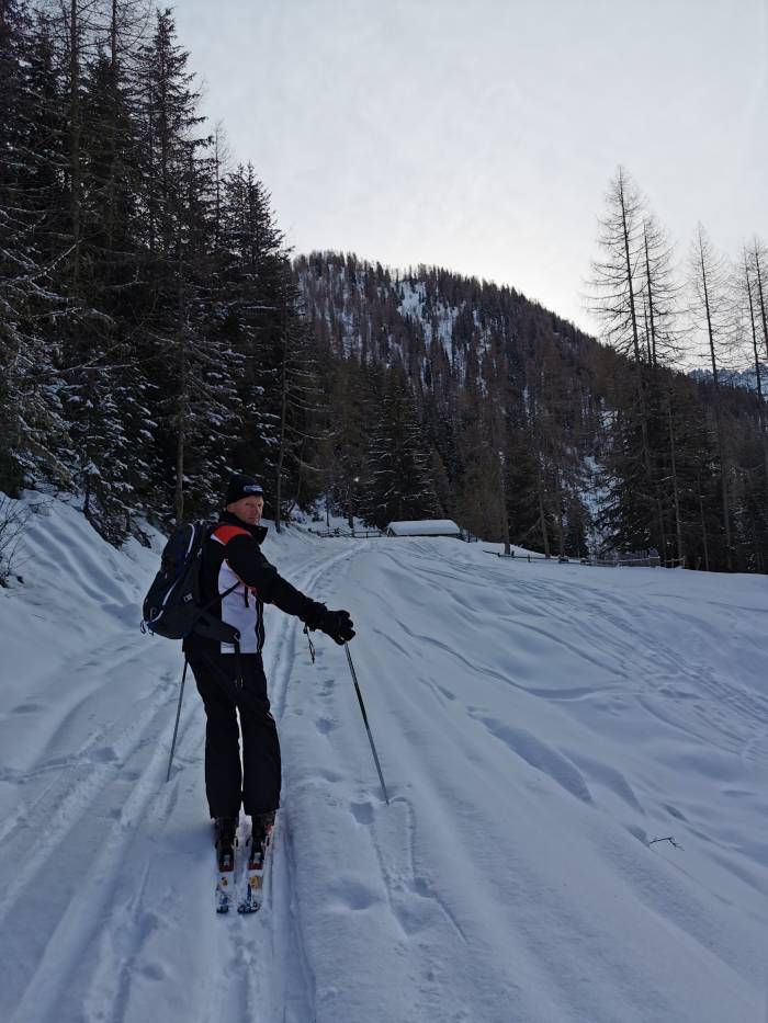 Josef Jenal ist 50 Jahre alt und leidenschaftlicher Bauer in Samnaun. Er hat mit seiner Frau Renate zwei Töchter, Sabrina und Jasmin. Seit 7 Jahren ist er Alpmeister der Schafalp Samnaun.